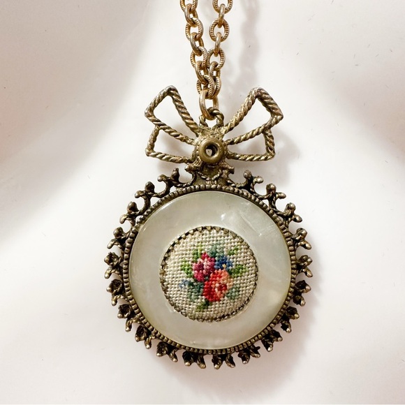 Vintage Floral Needlepoint Round Bow Pendant Long Chain Necklace Silver Metal - Picture 2 of 3